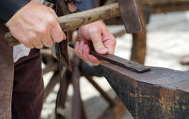 锻造 铁匠 锤子 - 上的免费照片