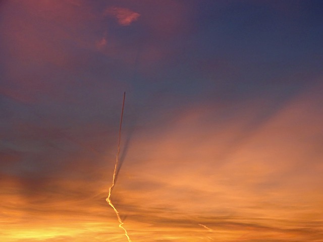 傍晚的天空 飞机 尾迹 - 上的免费照片