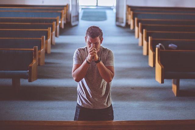 男人 祈祷 教会 - 上的免费照片