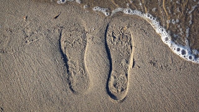砂 海滩 鞋印 - 上的免费照片