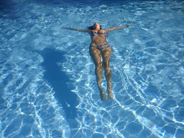 游泳池 女子 沐浴 - 上的免费照片