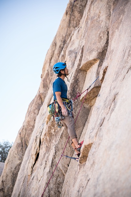 Man Climbing - 上的免费照片