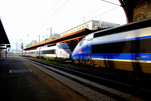 高速列1和2辆拖车 铁路 法语 - 上的免费照片
