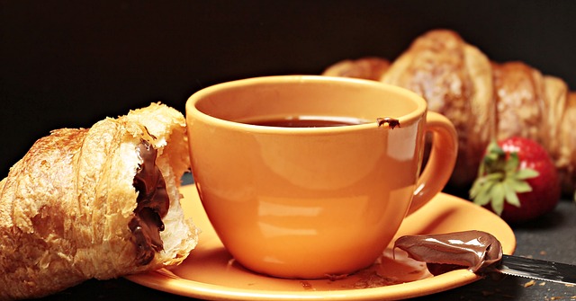 咖啡 羊角面包 咖啡壶 - 上的免费照片