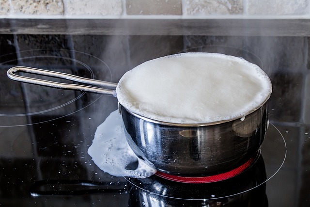 沸腾了的牛奶 陶瓷炉 电炉 - 上的免费照片