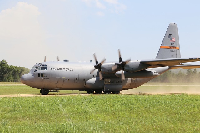 C-130大力士 降落 脱掉 - 上的免费照片