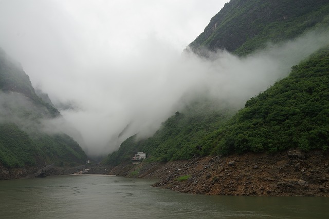 云雾缭绕的山 三峡大坝 - 上的免费照片