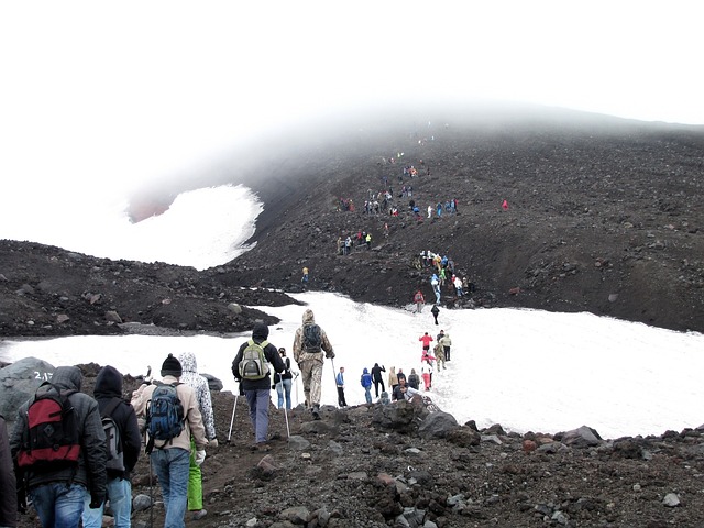 火山 上升 一群游客 - 上的免费照片