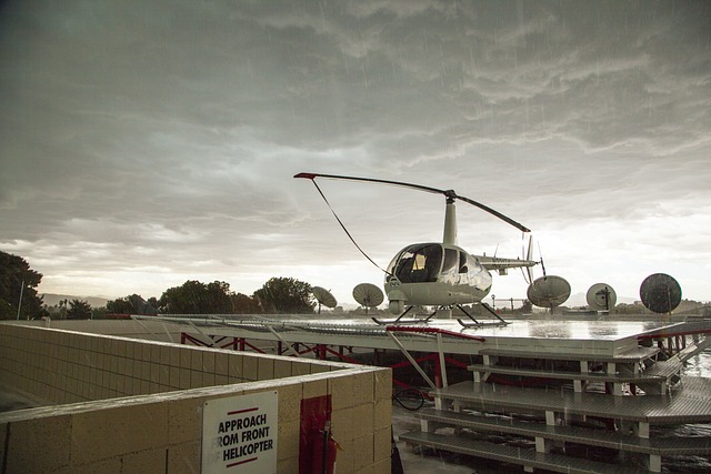 直升机在雨 暴风雨天在屋顶上 - 上的免费照片