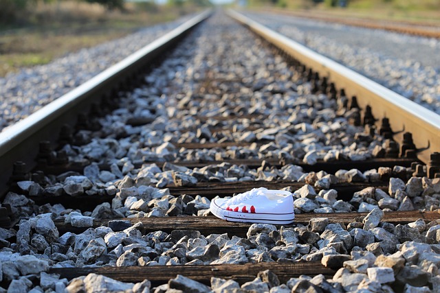 停止青少年自杀的 血腥运动鞋上火车 记住孩子们和青少年 - 上的免费照片