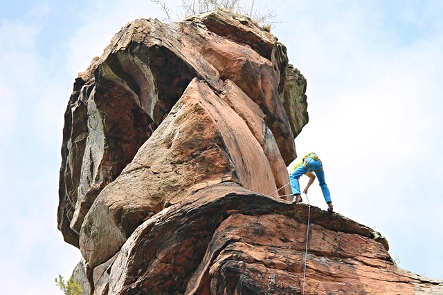 爬 岩石 登山者 - 上的免费照片