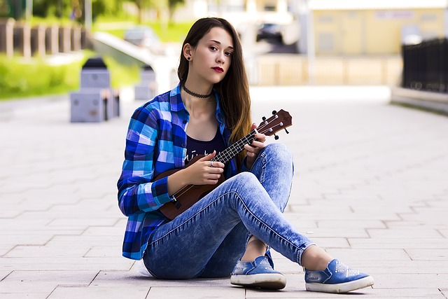 年轻女子 四弦琴 一个女孩的肖像 - 上的免费照片