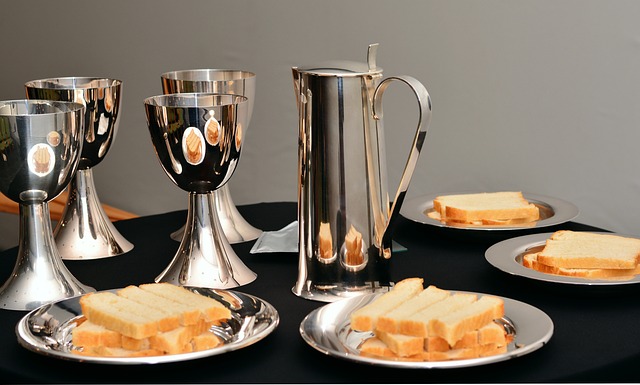 晚餐 面包和红酒 圣餐杯 - 上的免费照片