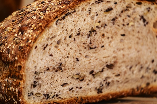 面包 新鲜的 杂粮面包 - 上的免费照片