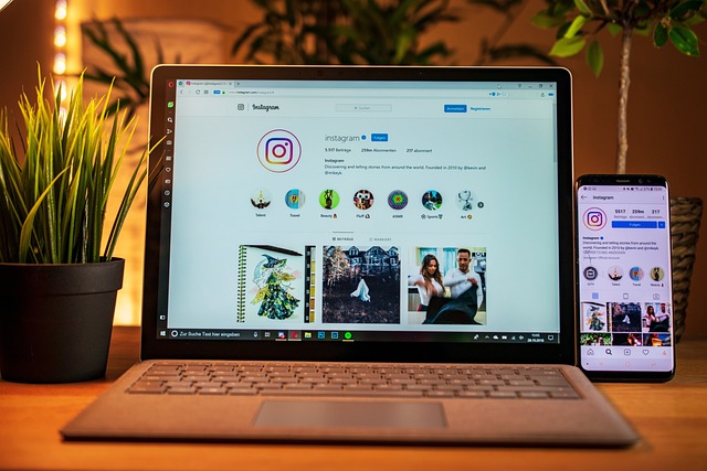 笔记本电脑 移动的 Instagram - 上的免费照片