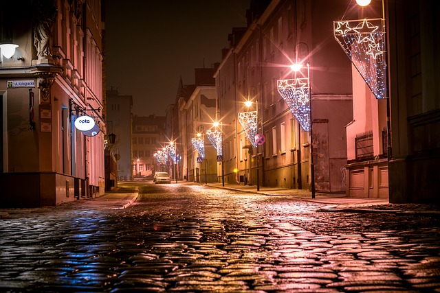 铺路石街 灯饰圣诞节 奥波莱 - 上的免费照片
