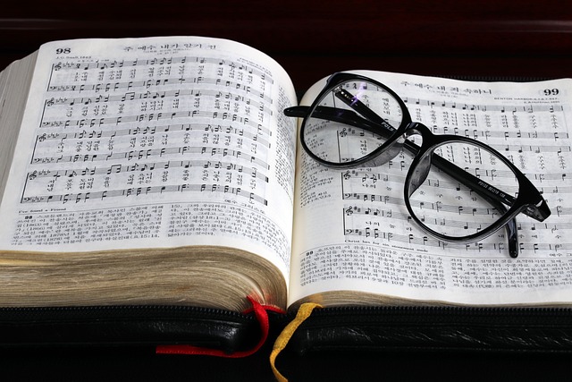 圣经 眼镜 书 - 上的免费照片