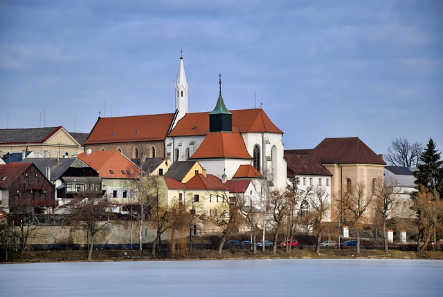 Jind?ich?v Hradec 池塘 教会 - 上的免费照片