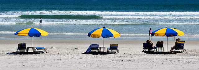 人们 海滩 沙滩伞 - 上的免费照片