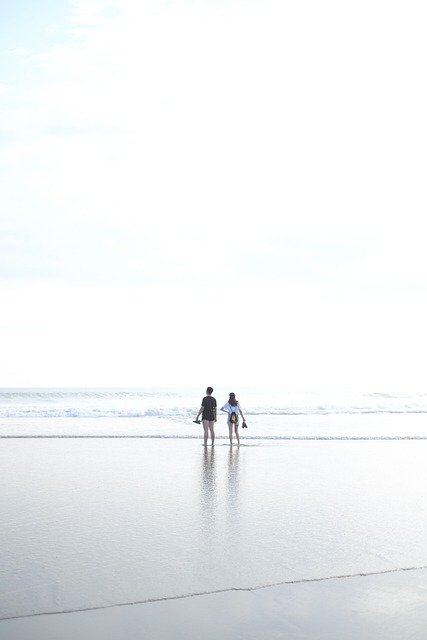 夫妻 爱 海滩 - 上的免费照片