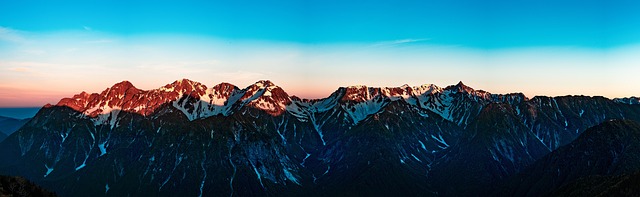 多山的景观 全景 朝日红的染色的山峰 - 上的免费照片