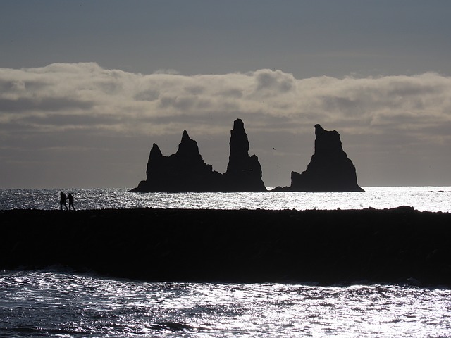 Reynisdrangar 岩石 棒的冲浪 - 上的免费照片
