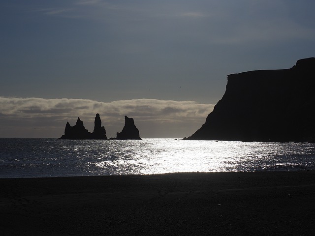 Reynisdrangar 岩石 棒的冲浪 - 上的免费照片