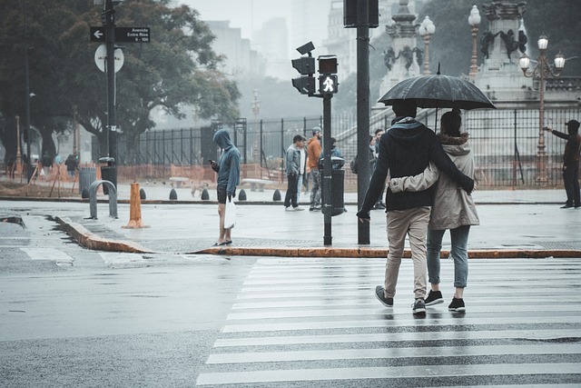 夫妻 行人 雨 - 上的免费照片