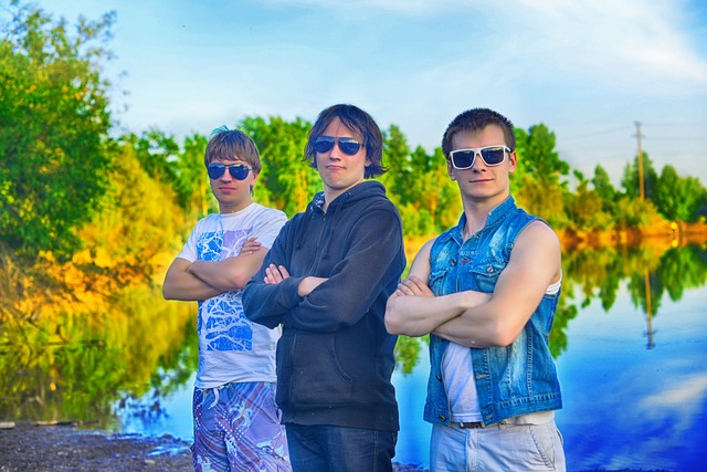三个家伙 戴眼镜 河 - 上的免费照片