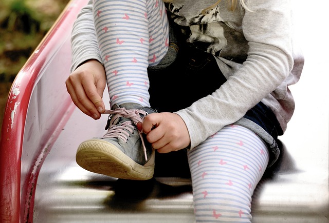 孩子 女孩 系鞋带 - 上的免费照片