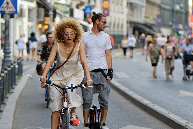 女士 自行车 街道 - 上的免费照片