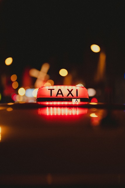 出租车 交通 夜晚 - 上的免费照片