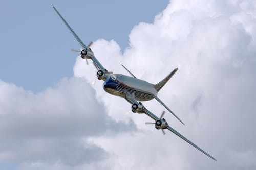 Chrome飞机在白天飞行 · 免费素材图片