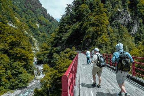 在灰色和红色的桥上行走的人 · 免费素材图片