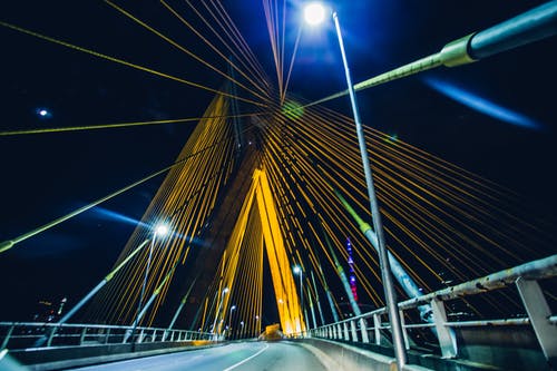 晴朗的夜空下的吊桥 · 免费素材图片