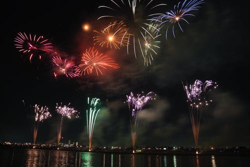 夜间红色绿色和蓝色烟花 · 免费素材图片