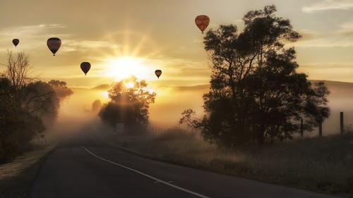 日落时天空上的热气球 · 免费素材图片