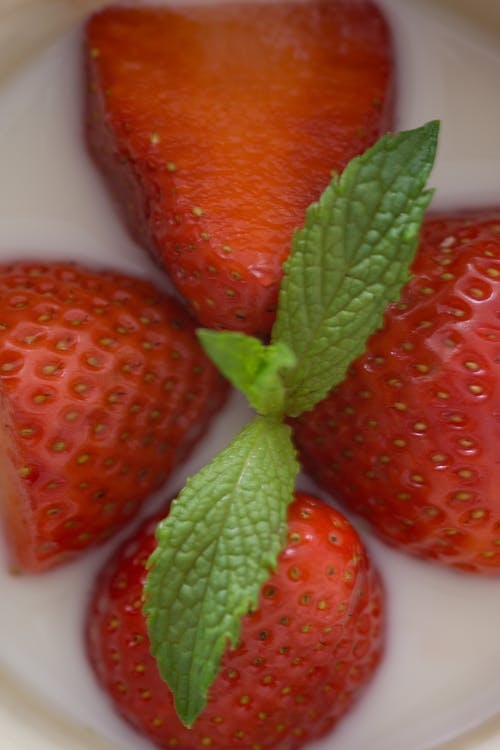 在白板上的四个草莓 · 免费素材图片