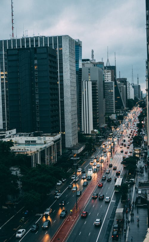 建筑物中间的公路上的汽车 · 免费素材图片