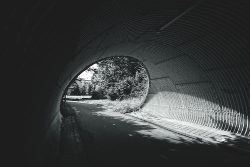 隧道的灰度摄影 · 免费素材图片