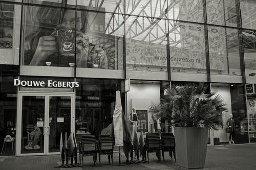 Douwe Egbert餐厅的灰度摄影 · 免费素材图片
