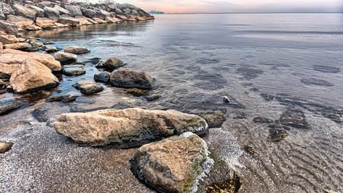 有关岩石, 岸边, 水的免费素材图片