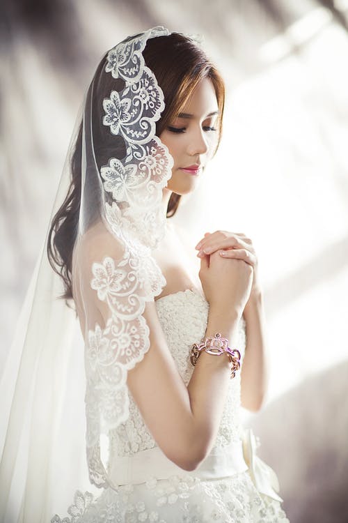 冥想的白色新娘礼服的女人 · 免费素材图片