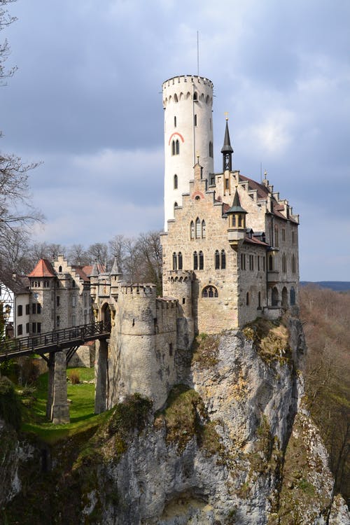 悬崖附近建造的灰色和白色城堡 · 免费素材图片