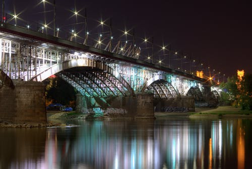 晚上在水体附近的桥 · 免费素材图片
