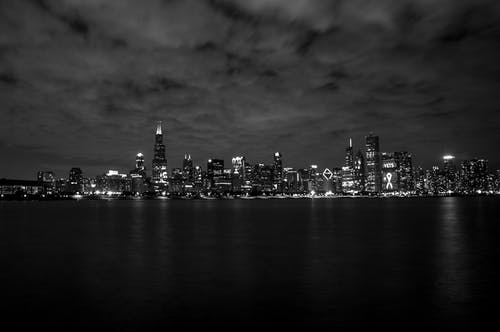 城市天际线摄影的灰度 · 免费素材图片