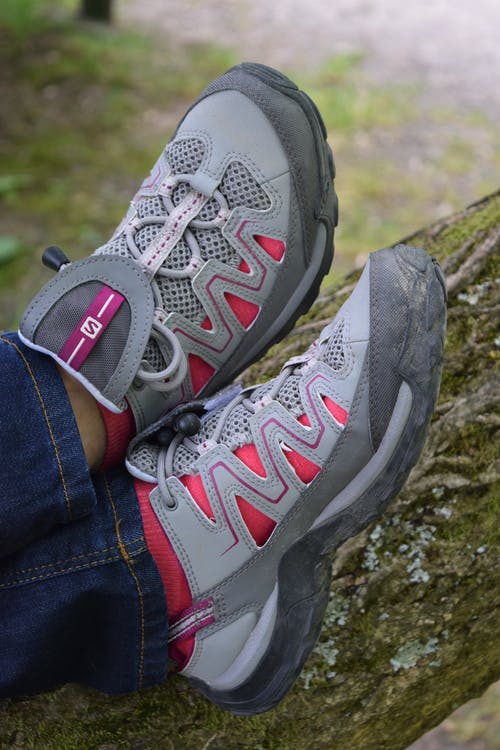穿着灰色和粉红色skechers跑步鞋的人 · 免费素材图片
