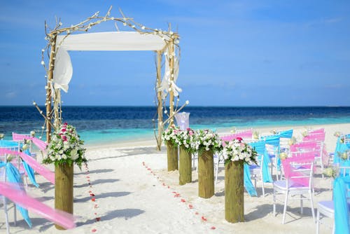 蓝蓝的天空下的沙滩婚礼 · 免费素材图片