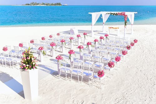 白沙滩婚礼布置 · 免费素材图片