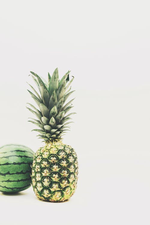 绿色菠萝和西瓜果实白色背景的照片 · 免费素材图片